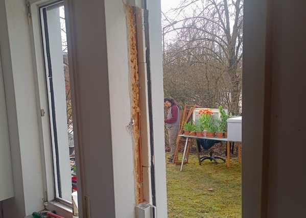 Fenstermontage im Altbau: neues Fenster eingesetzt, Anschlüsse noch nicht fertiggestellt